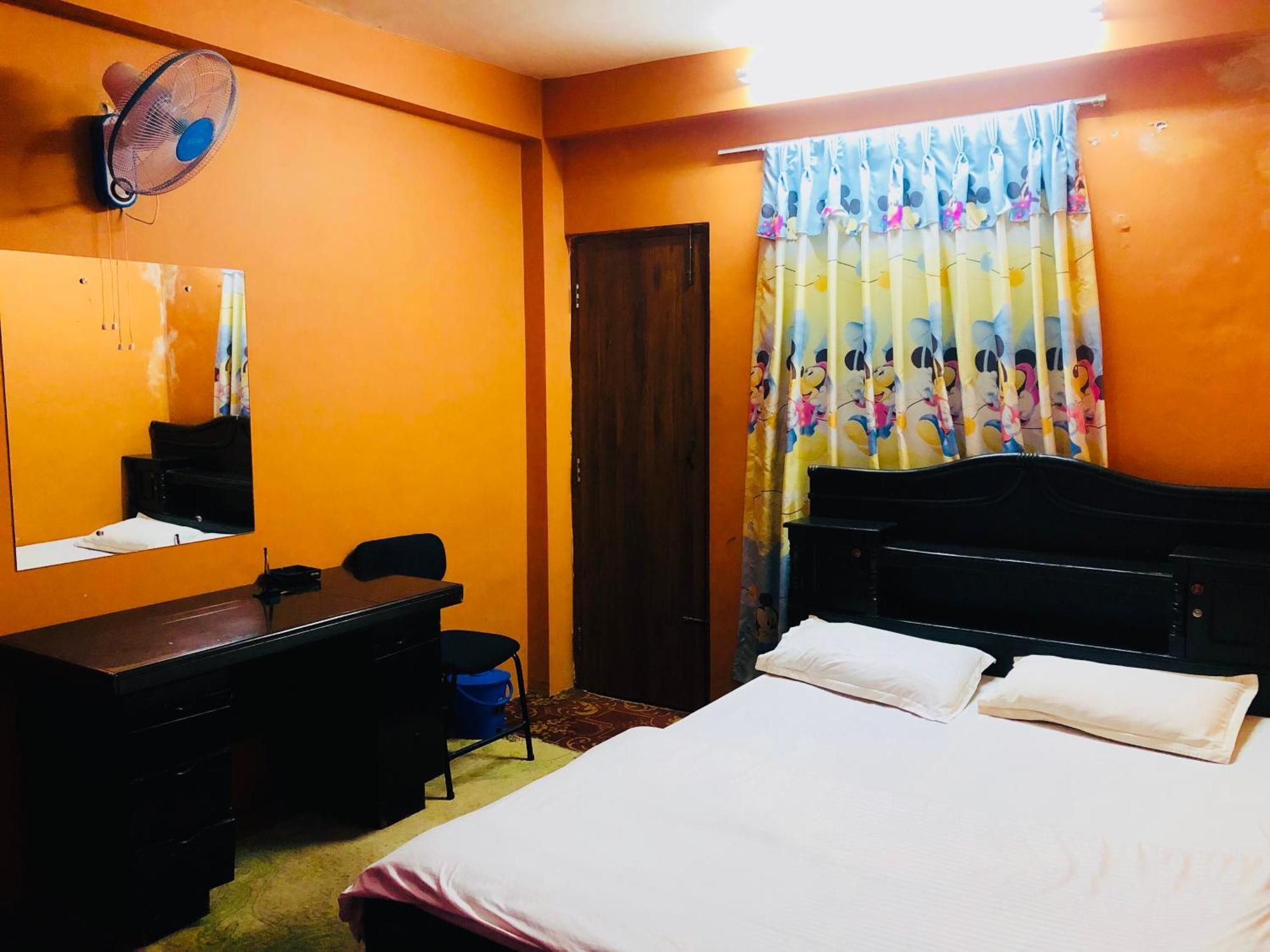 Sara'S Backpackers Hotel カトマンズ エクステリア 写真